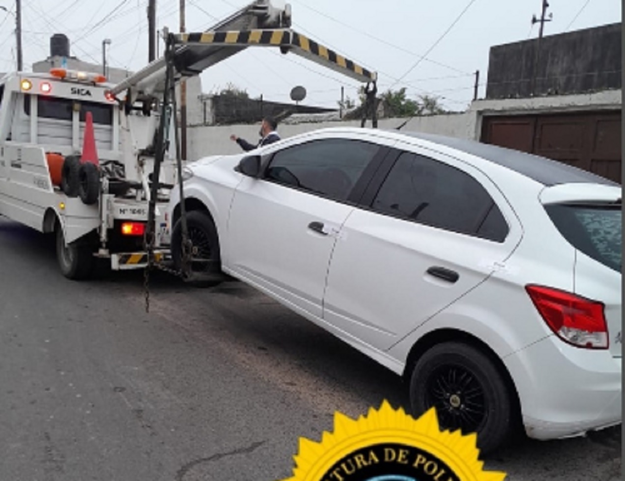 Realizó una maniobra brusca con su vehículo y casi choca con un patrullero