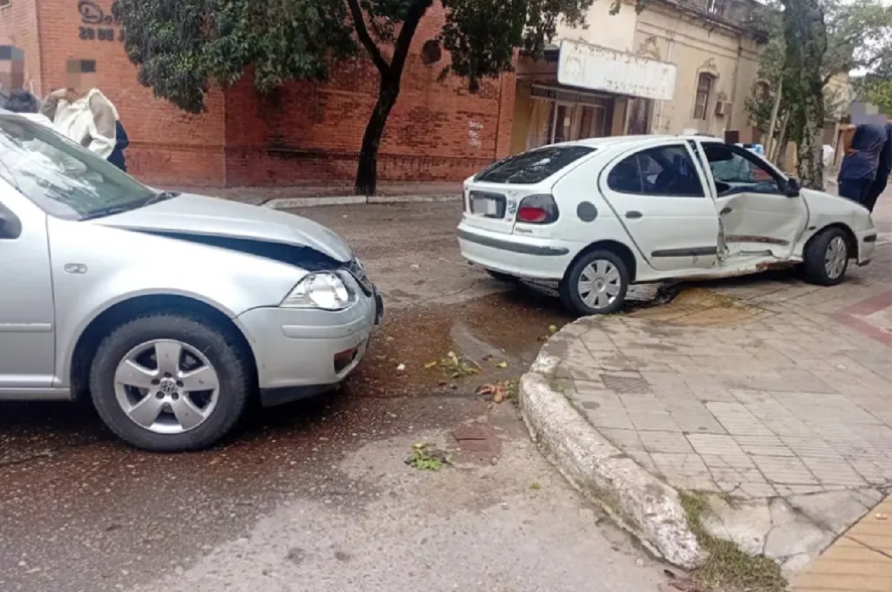 Niña fue hospitalizada tras choque entre dos autos en Concordia