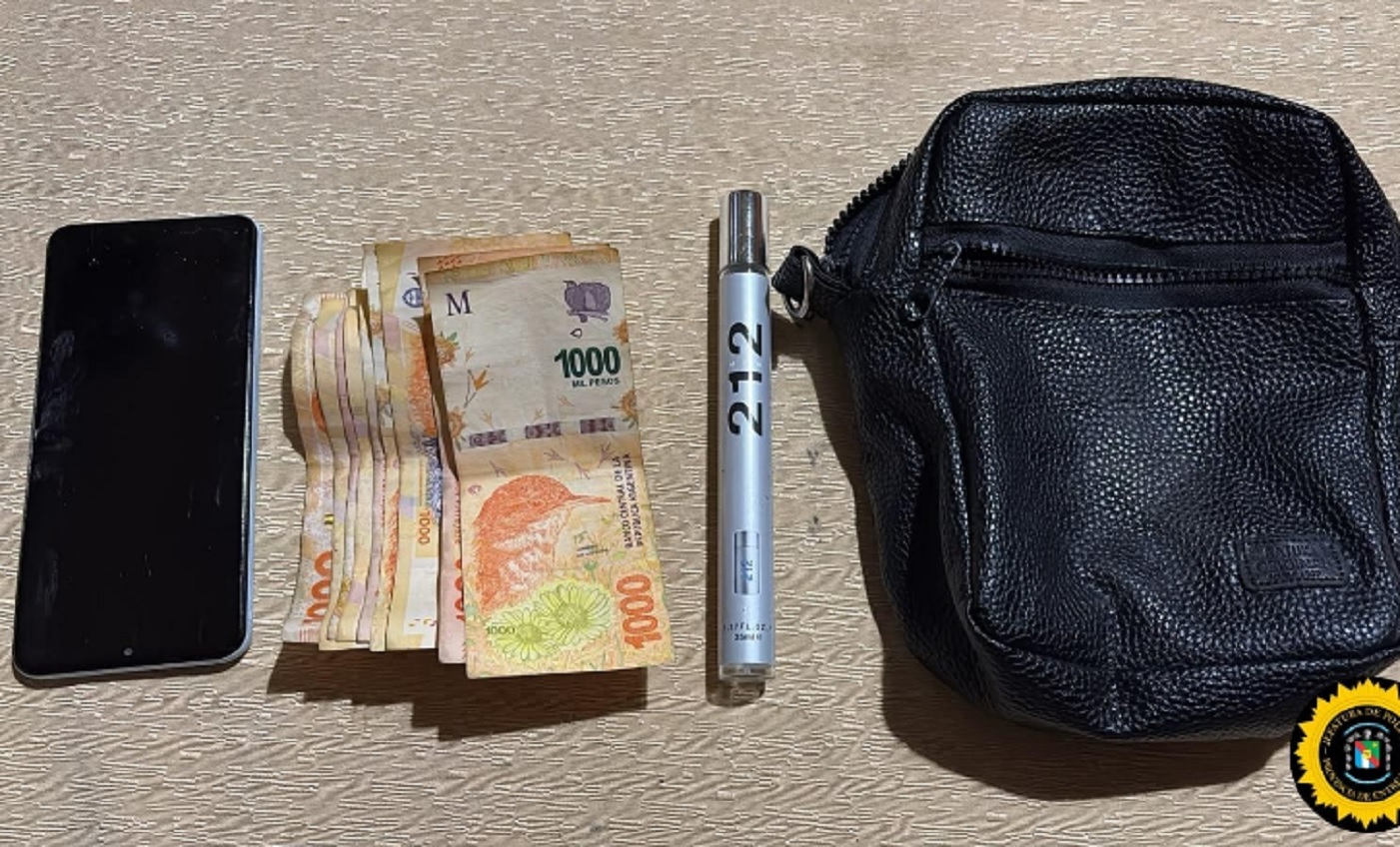 Vecina escuchó ruidos en el patio de la vivienda y una policía encontró un morral