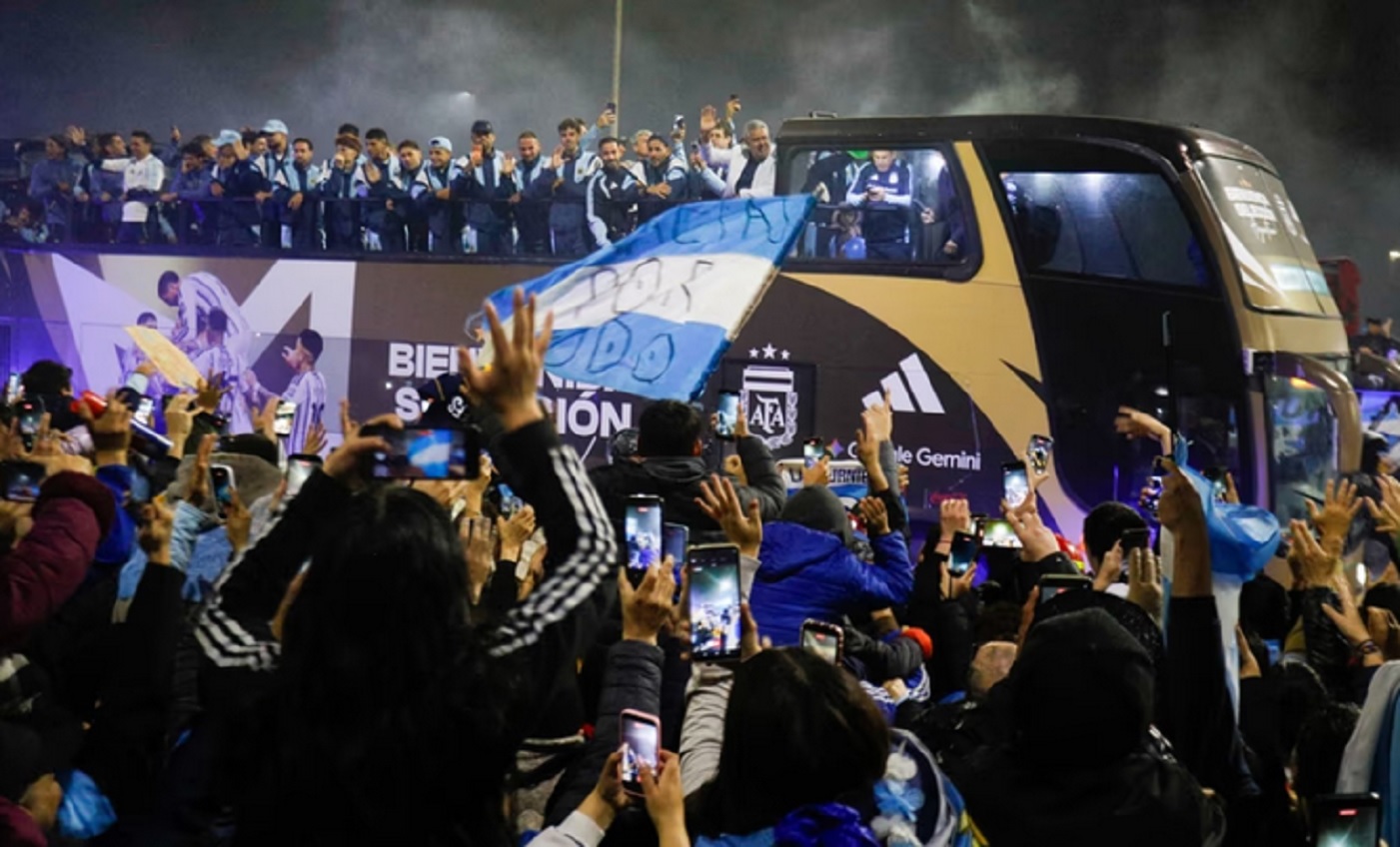 La Selección volvió del Mundial: multitud en Ezeiza, micro descapotable y un emotivo recibimiento
