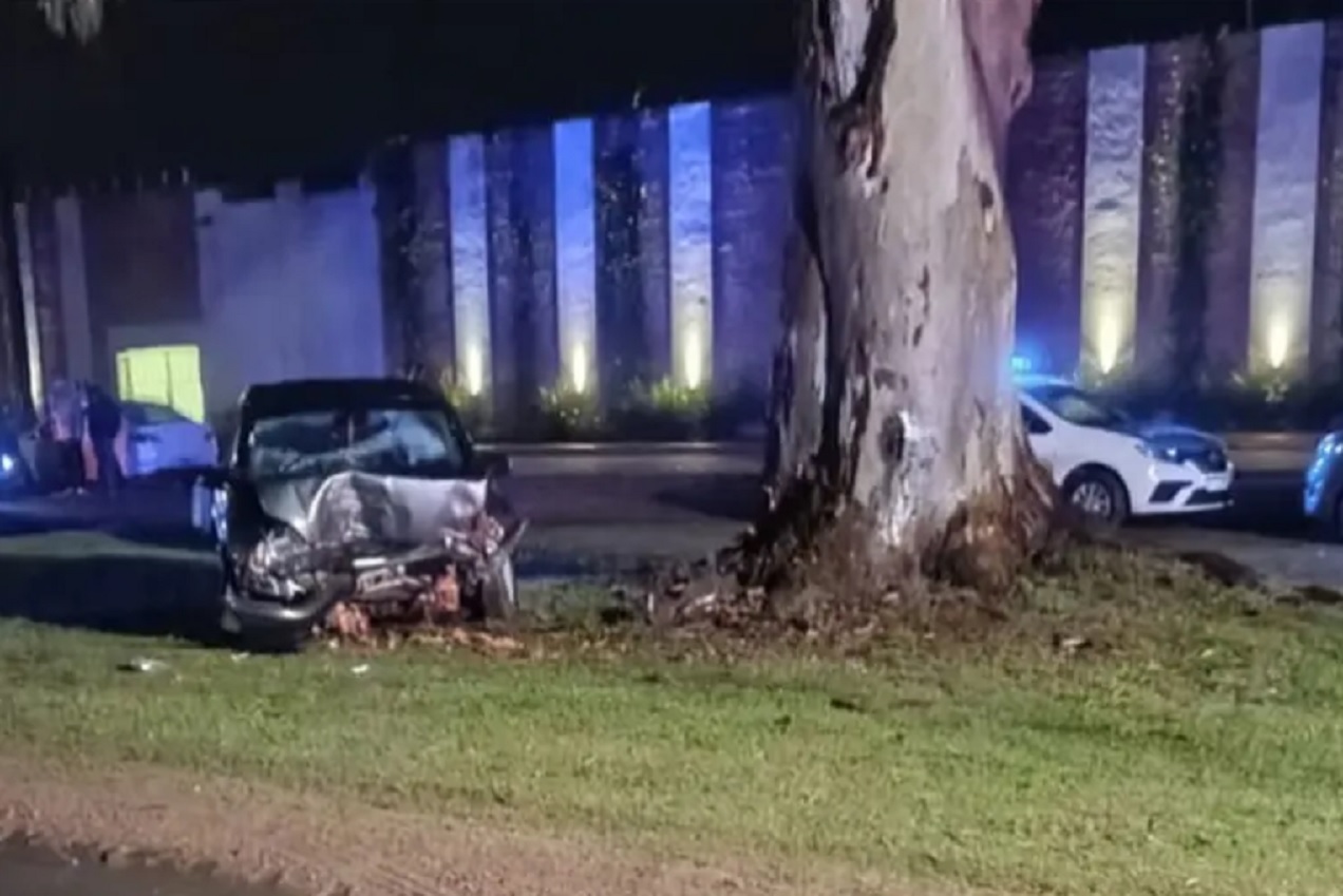 Ruta 20: Un joven perdió el control de su vehículo y chocó contra un árbol