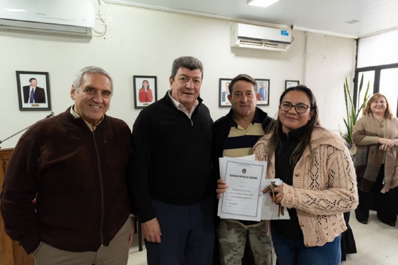 Más familias de Santa Elena contarán con las escrituras de sus viviendas sociales