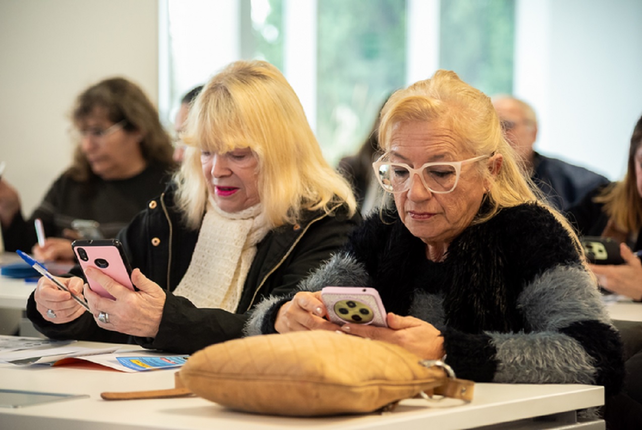 Abren las inscripciones para capacitar a personas mayores en el uso de herramientas digitales