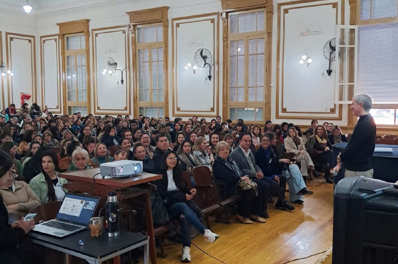 Más de 600 docentes participaron en Gualeguaychú de una jornada de #HablemosDe sobre consumos digitales y ciberbullying