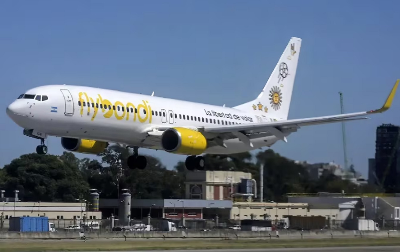 Flybondi: La libertad de vender pasajes, cancelar vuelos y no pagar sueldos