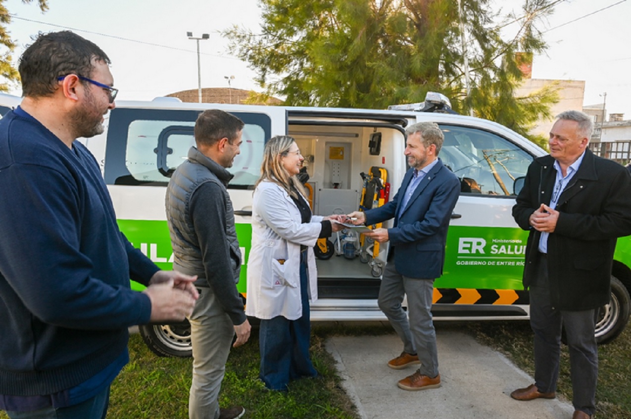 Frigerio entregó una nueva ambulancia al hospital de Viale