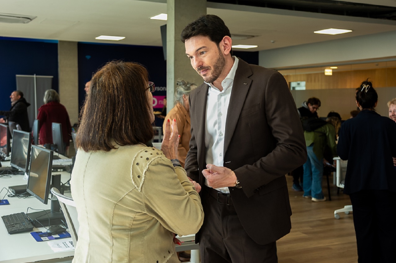 Tras capAbren nueva convocatoria para capacitar a personas mayores en el uso de celulares y tecnologí