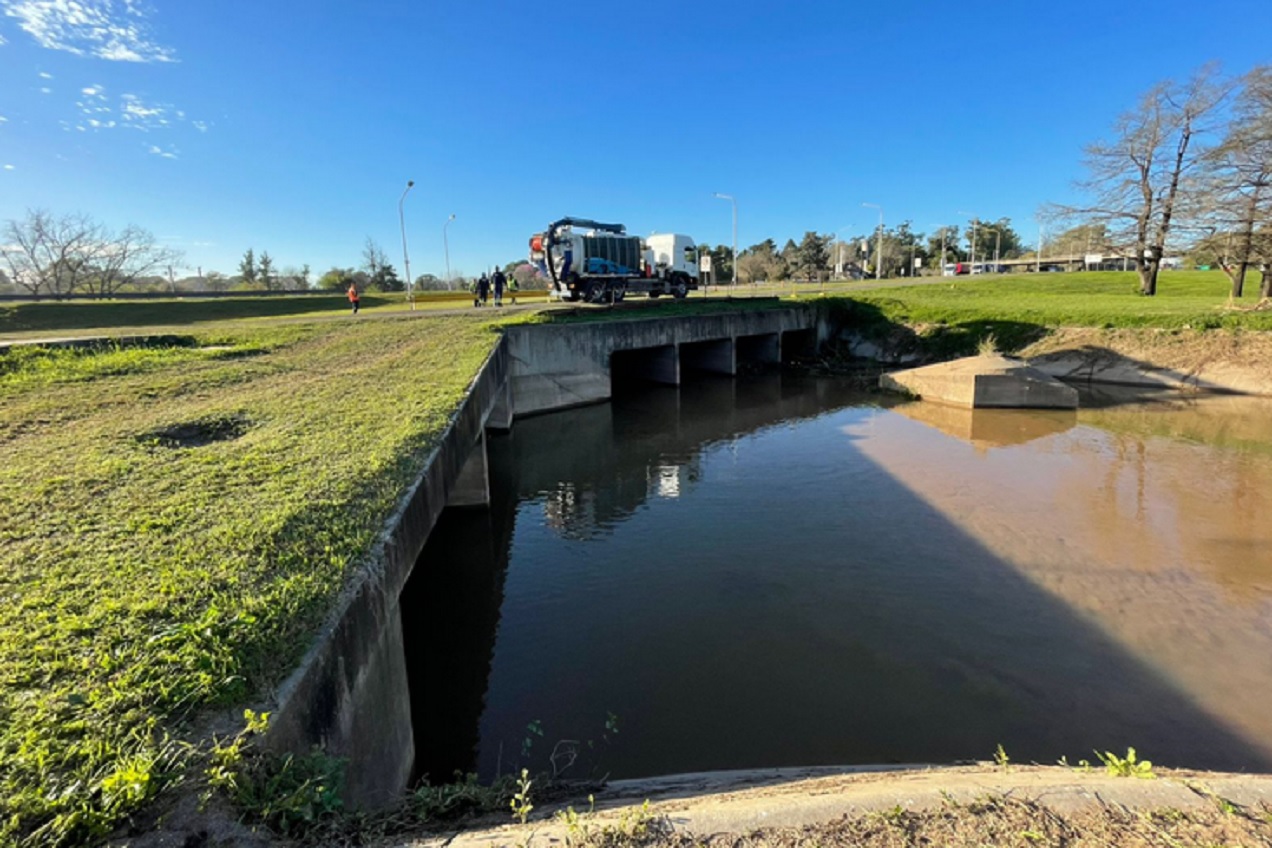 Finalizaron los trabajos de limpieza en el canal de desagüe pluvial del Túnel Subfluvial · Examedia