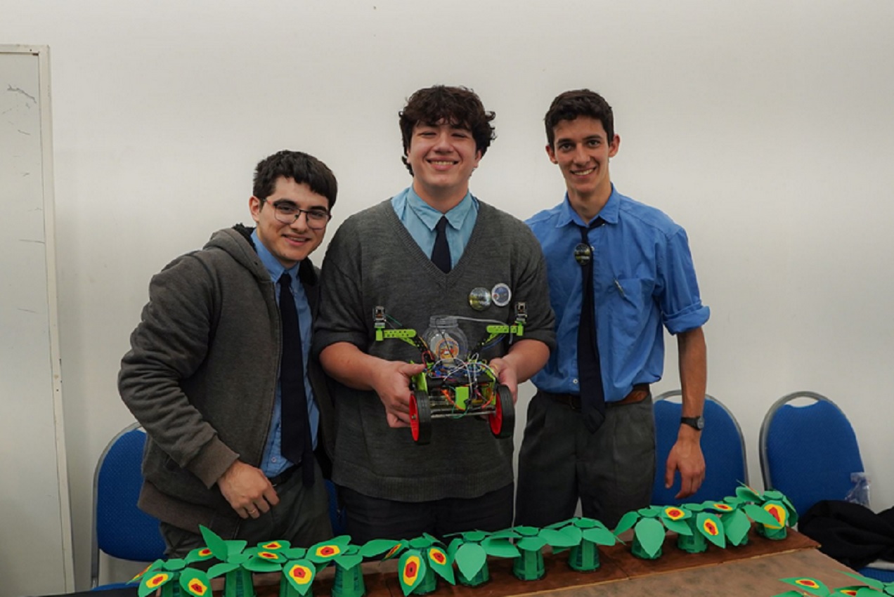 Estudiantes de escuela técnica presentaron un proyecto de robótica con inteligencia artificial · Examedia
