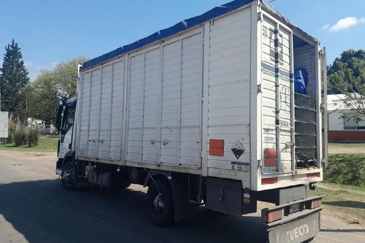 La Policía interceptó un camión con 152 bidones en infracción a la ley de Fitosanitarios