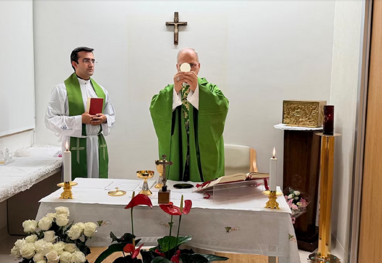 El Vaticano publicó la primera foto del papa León XIV tras la cirugía y un nuevo parte médico